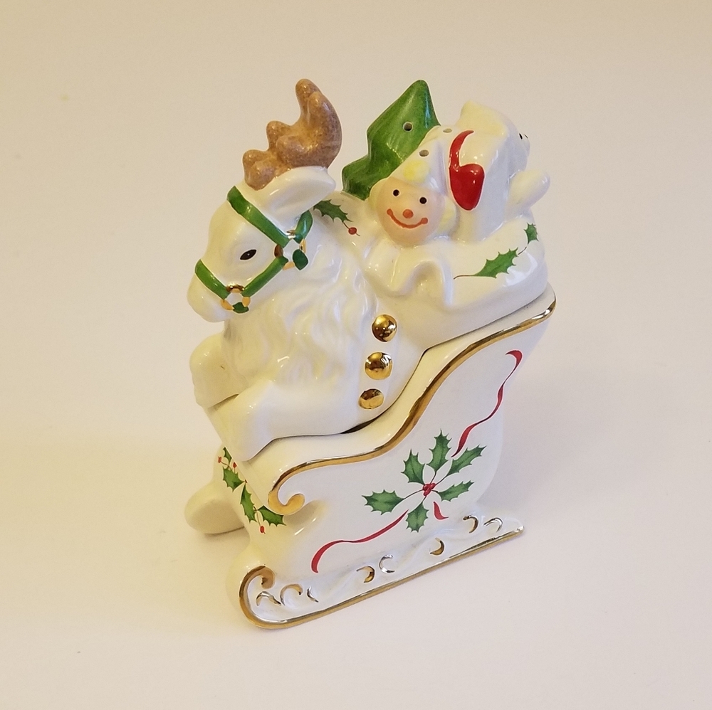 Lenox HolidayVintage Christmas  Santa Sleigh and Reindeer Salt Pepper Shaker s